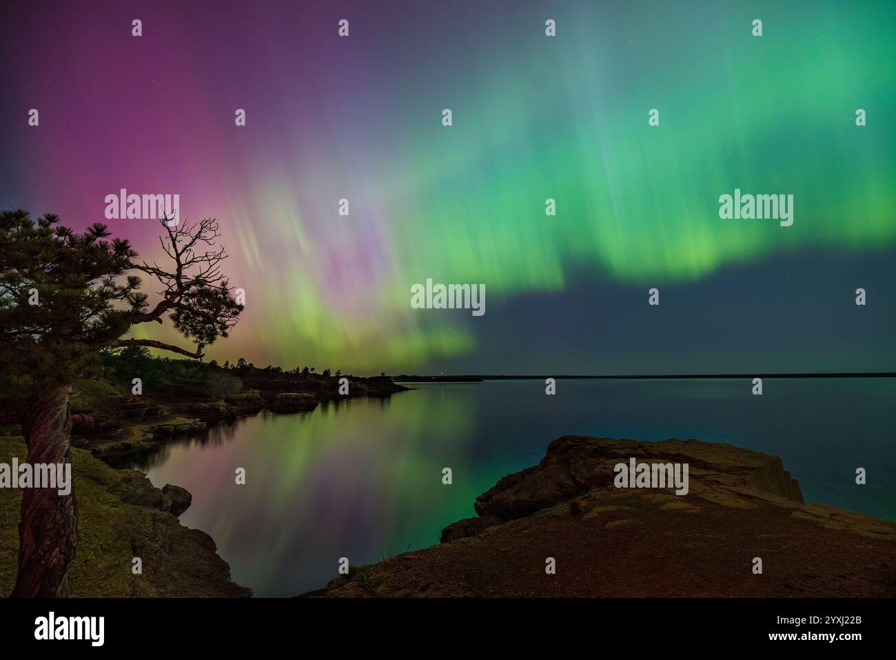 Eine lebendige Aurora Borealis-Ausstellung explodiert über dem Glendo Reservoir im Glendo State Park, Wyoming. Stockfoto