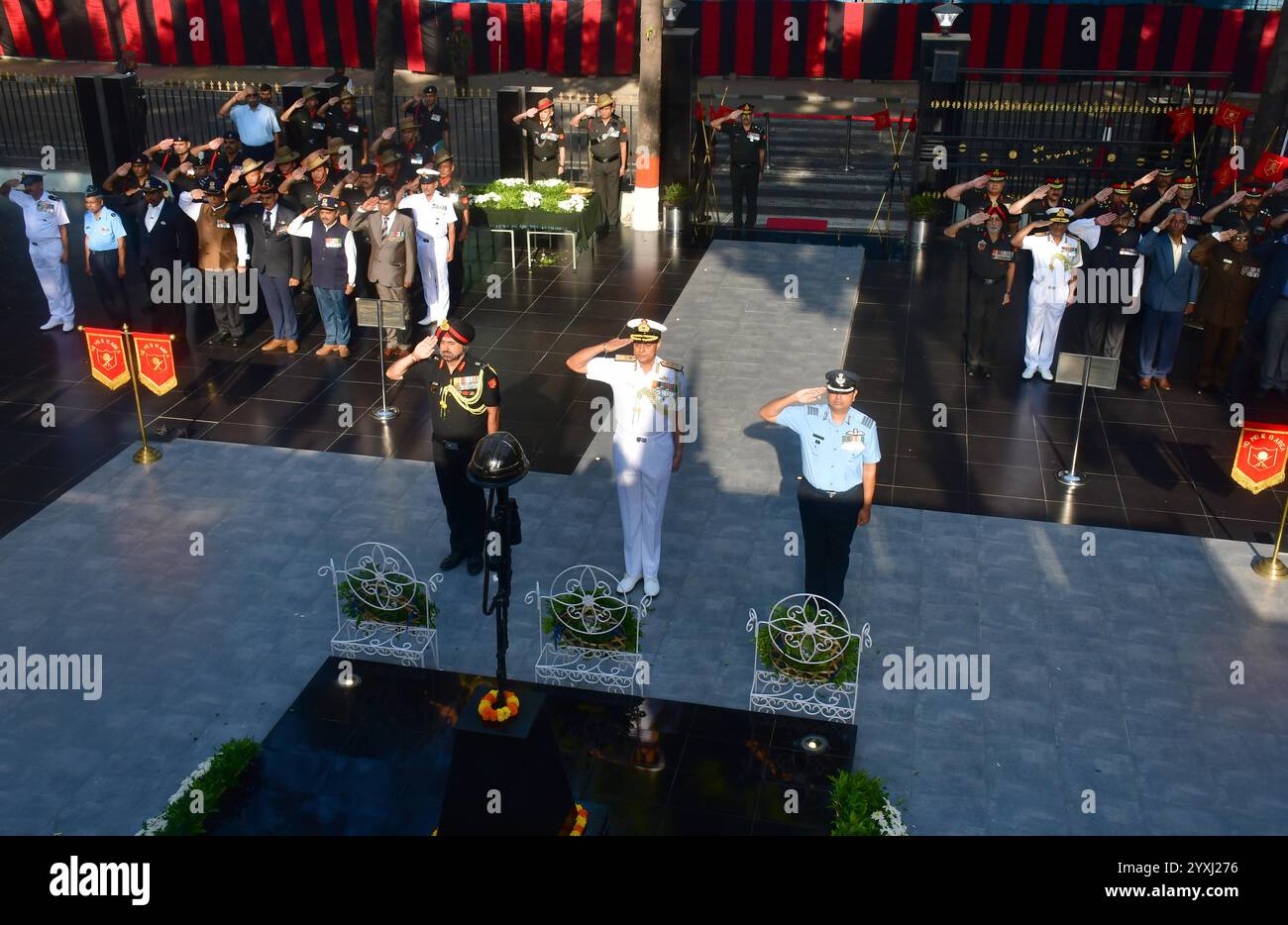 MUMBAI, INDIEN - 16. DEZEMBER: Offiziere zollen in Shaheed Smarak anlässlich des 53. Jahrestages von Vijay Diwas, Indiens glorreichem Sieg im Indo-Pak-Krieg 1971, auf der Militärstation Colaba, in der Nähe der afghanischen Kirche, Colaba, am 16. Dezember 2024 in Mumbai Indien. Indiens militärischer Triumph 1971 über Pakistan wird als Vijay Diwas gefeiert. Mit der Befreiung Bangladeschs, der Kapitulation Pakistans und der Bekräftigung Indiens Bekenntnis zu Gerechtigkeit und Mitgefühl ging dieser 13-tägige Konflikt zu Ende (Foto: Bhushan Koyande/Hindustan Times/SIPA USA ) Stockfoto