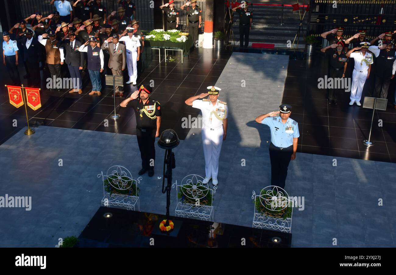 MUMBAI, INDIEN - 16. DEZEMBER: Offiziere zollen in Shaheed Smarak anlässlich des 53. Jahrestages von Vijay Diwas, Indiens glorreichem Sieg im Indo-Pak-Krieg 1971, auf der Militärstation Colaba, in der Nähe der afghanischen Kirche, Colaba, am 16. Dezember 2024 in Mumbai Indien. Indiens militärischer Triumph 1971 über Pakistan wird als Vijay Diwas gefeiert. Mit der Befreiung Bangladeschs, der Kapitulation Pakistans und der Bekräftigung Indiens Bekenntnis zu Gerechtigkeit und Mitgefühl ging dieser 13-tägige Konflikt zu Ende (Foto: Bhushan Koyande/Hindustan Times/SIPA USA ) Stockfoto