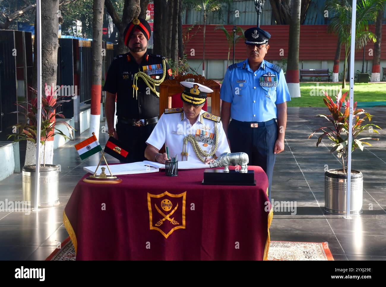 MUMBAI, INDIEN - 16. DEZEMBER: Offiziere zollen in Shaheed Smarak anlässlich des 53. Jahrestages von Vijay Diwas, Indiens glorreichem Sieg im Indo-Pak-Krieg 1971, auf der Militärstation Colaba, in der Nähe der afghanischen Kirche, Colaba, am 16. Dezember 2024 in Mumbai Indien. Indiens militärischer Triumph 1971 über Pakistan wird als Vijay Diwas gefeiert. Mit der Befreiung Bangladeschs, der Kapitulation Pakistans und der Bekräftigung Indiens Bekenntnis zu Gerechtigkeit und Mitgefühl ging dieser 13-tägige Konflikt zu Ende (Foto: Bhushan Koyande/Hindustan Times/SIPA USA ) Stockfoto