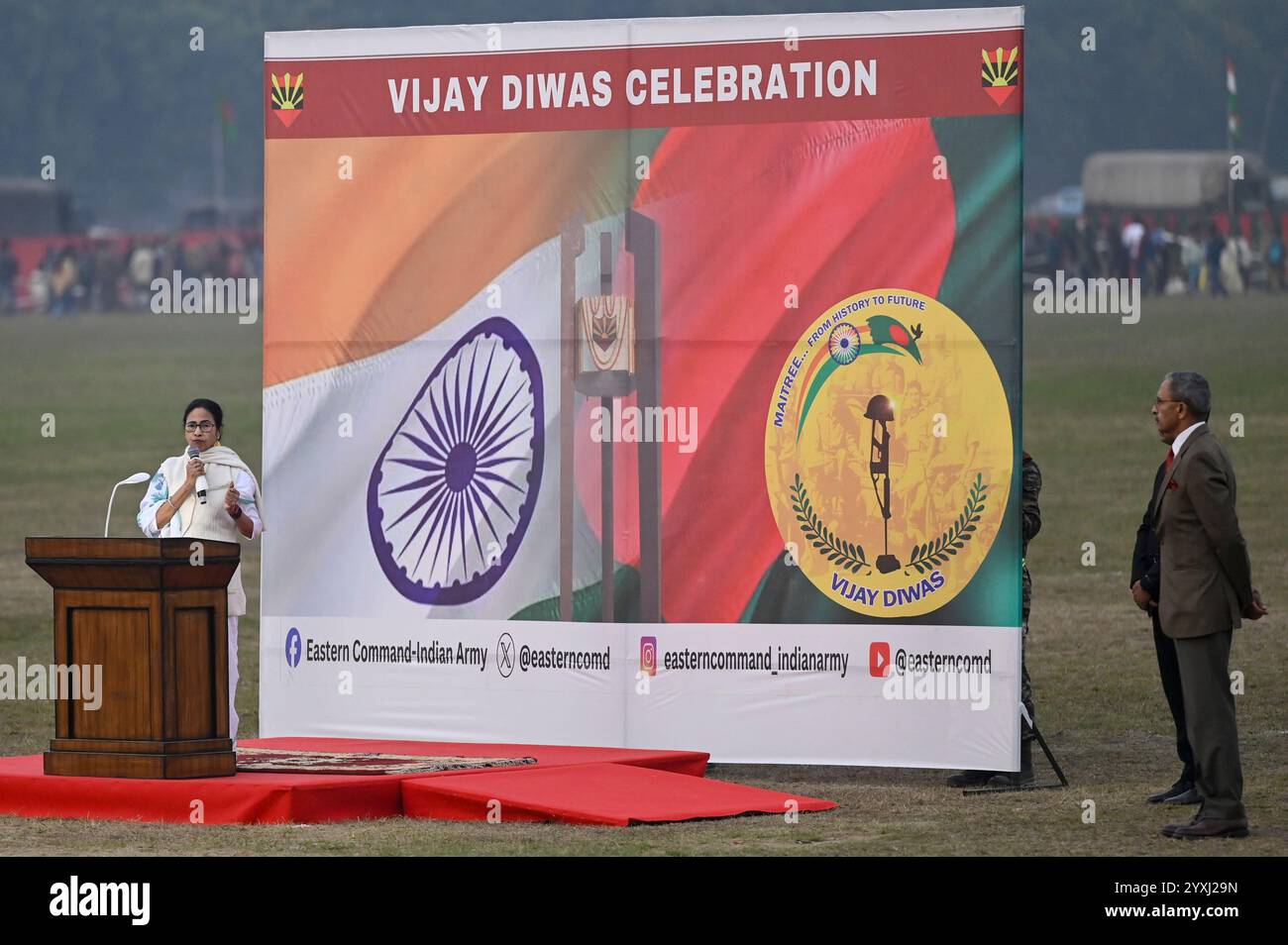 KOLKATA, INDIEN - 16. DEZEMBER: Premierminister von Westbengalen Mamata Banerjee sprach bei der 53. Vijay-Diwas-Zeremonie zum Gedenken an den Sieg der indischen Streitkräfte über Pakistan während des Krieges 1971, was zur Gründung von Bangladesch am 16. Dezember 2024 in Kalkutta führte. Indiens militärischer Triumph 1971 über Pakistan wird als Vijay Diwas gefeiert. Mit der Befreiung Bangladeschs, der Kapitulation Pakistans und der Bekräftigung Indiens Bekenntnis zu Gerechtigkeit und Mitgefühl ging dieser 13-tägige Konflikt zu Ende (Foto: Samir Jana/Hindustan Times/SIPA USA ) Stockfoto