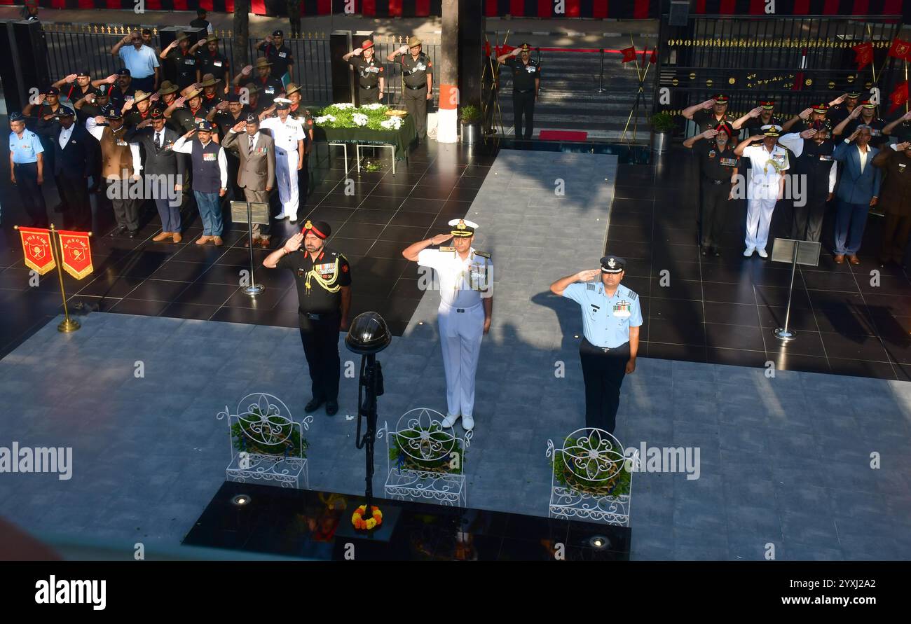 MUMBAI, INDIEN - 16. DEZEMBER: Offiziere zollen in Shaheed Smarak anlässlich des 53. Jahrestages von Vijay Diwas, Indiens glorreichem Sieg im Indo-Pak-Krieg 1971, auf der Militärstation Colaba, in der Nähe der afghanischen Kirche, Colaba, am 16. Dezember 2024 in Mumbai Indien. Indiens militärischer Triumph 1971 über Pakistan wird als Vijay Diwas gefeiert. Mit der Befreiung Bangladeschs, der Kapitulation Pakistans und der Bekräftigung Indiens Bekenntnis zu Gerechtigkeit und Mitgefühl ging dieser 13-tägige Konflikt zu Ende (Foto: Bhushan Koyande/Hindustan Times/SIPA USA ) Stockfoto