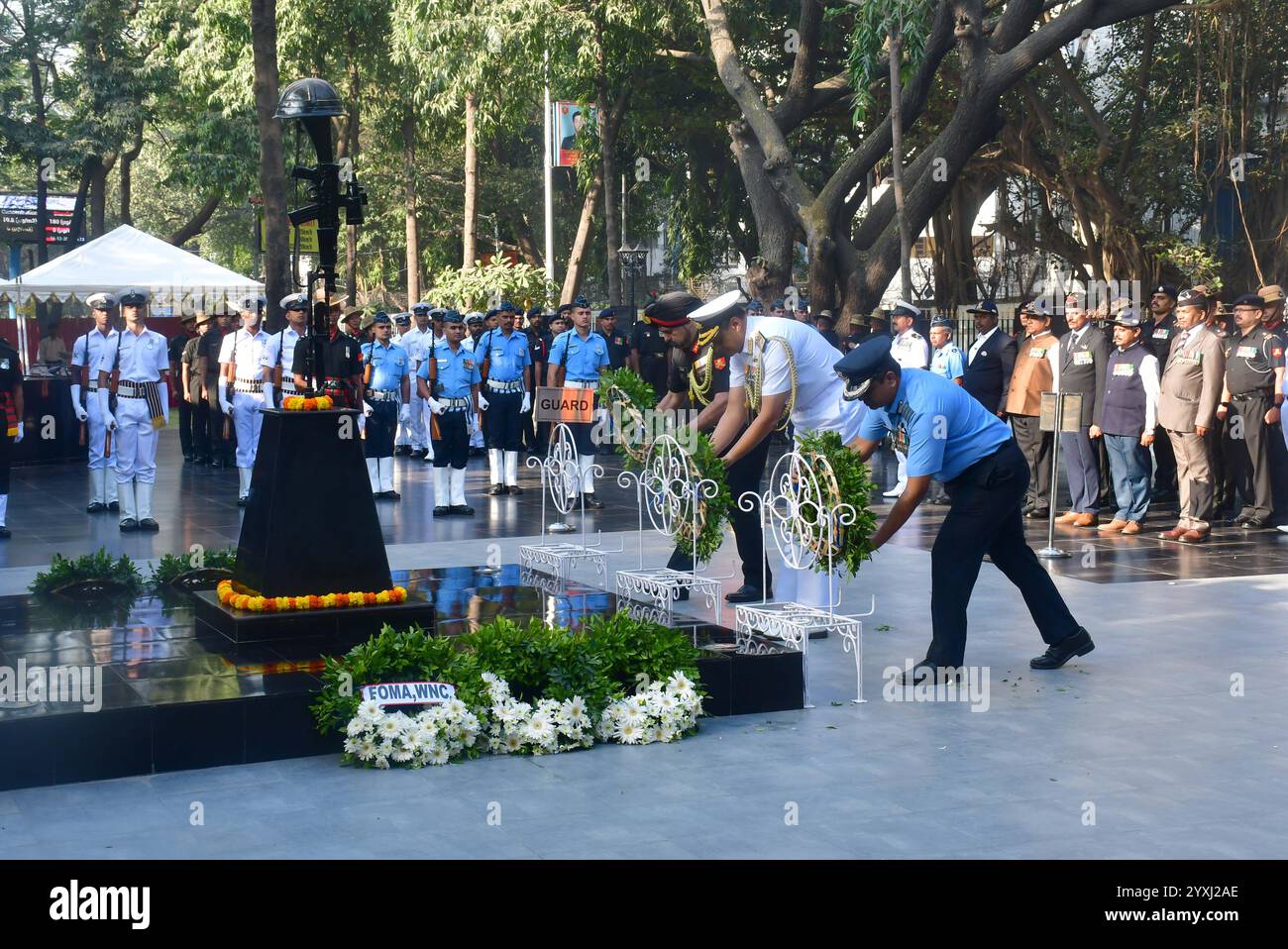 MUMBAI, INDIEN - 16. DEZEMBER: Offiziere zollen in Shaheed Smarak anlässlich des 53. Jahrestages von Vijay Diwas, Indiens glorreichem Sieg im Indo-Pak-Krieg 1971, auf der Militärstation Colaba, in der Nähe der afghanischen Kirche, Colaba, am 16. Dezember 2024 in Mumbai Indien. Indiens militärischer Triumph 1971 über Pakistan wird als Vijay Diwas gefeiert. Mit der Befreiung Bangladeschs, der Kapitulation Pakistans und der Bekräftigung Indiens Bekenntnis zu Gerechtigkeit und Mitgefühl ging dieser 13-tägige Konflikt zu Ende (Foto: Bhushan Koyande/Hindustan Times/SIPA USA ) Stockfoto
