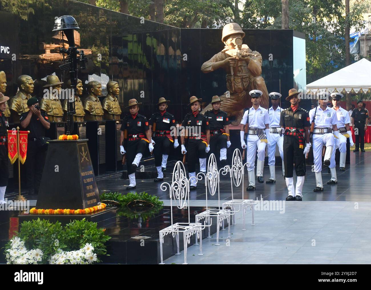 MUMBAI, INDIEN - 16. DEZEMBER: Offiziere zollen in Shaheed Smarak anlässlich des 53. Jahrestages von Vijay Diwas, Indiens glorreichem Sieg im Indo-Pak-Krieg 1971, auf der Militärstation Colaba, in der Nähe der afghanischen Kirche, Colaba, am 16. Dezember 2024 in Mumbai Indien. Indiens militärischer Triumph 1971 über Pakistan wird als Vijay Diwas gefeiert. Mit der Befreiung Bangladeschs, der Kapitulation Pakistans und der Bekräftigung Indiens Bekenntnis zu Gerechtigkeit und Mitgefühl ging dieser 13-tägige Konflikt zu Ende (Foto: Bhushan Koyande/Hindustan Times/SIPA USA ) Stockfoto