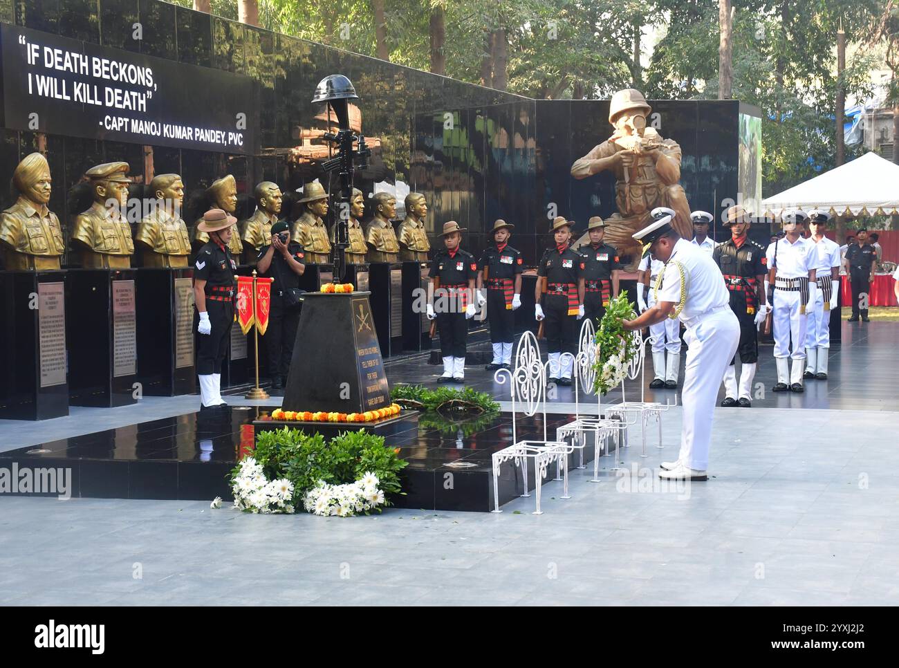 MUMBAI, INDIEN - 16. DEZEMBER: Offiziere zollen in Shaheed Smarak anlässlich des 53. Jahrestages von Vijay Diwas, Indiens glorreichem Sieg im Indo-Pak-Krieg 1971, auf der Militärstation Colaba, in der Nähe der afghanischen Kirche, Colaba, am 16. Dezember 2024 in Mumbai Indien. Indiens militärischer Triumph 1971 über Pakistan wird als Vijay Diwas gefeiert. Mit der Befreiung Bangladeschs, der Kapitulation Pakistans und der Bekräftigung Indiens Bekenntnis zu Gerechtigkeit und Mitgefühl ging dieser 13-tägige Konflikt zu Ende (Foto: Bhushan Koyande/Hindustan Times/SIPA USA ) Stockfoto