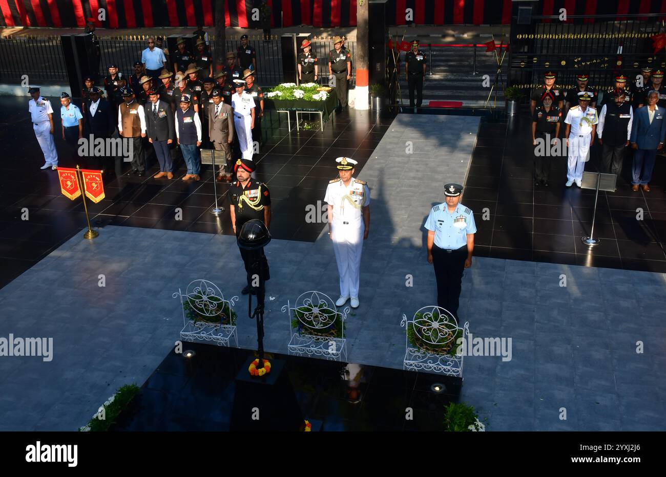 MUMBAI, INDIEN - 16. DEZEMBER: Offiziere zollen in Shaheed Smarak anlässlich des 53. Jahrestages von Vijay Diwas, Indiens glorreichem Sieg im Indo-Pak-Krieg 1971, auf der Militärstation Colaba, in der Nähe der afghanischen Kirche, Colaba, am 16. Dezember 2024 in Mumbai Indien. Indiens militärischer Triumph 1971 über Pakistan wird als Vijay Diwas gefeiert. Mit der Befreiung Bangladeschs, der Kapitulation Pakistans und der Bekräftigung Indiens Bekenntnis zu Gerechtigkeit und Mitgefühl ging dieser 13-tägige Konflikt zu Ende (Foto: Bhushan Koyande/Hindustan Times/SIPA USA ) Stockfoto