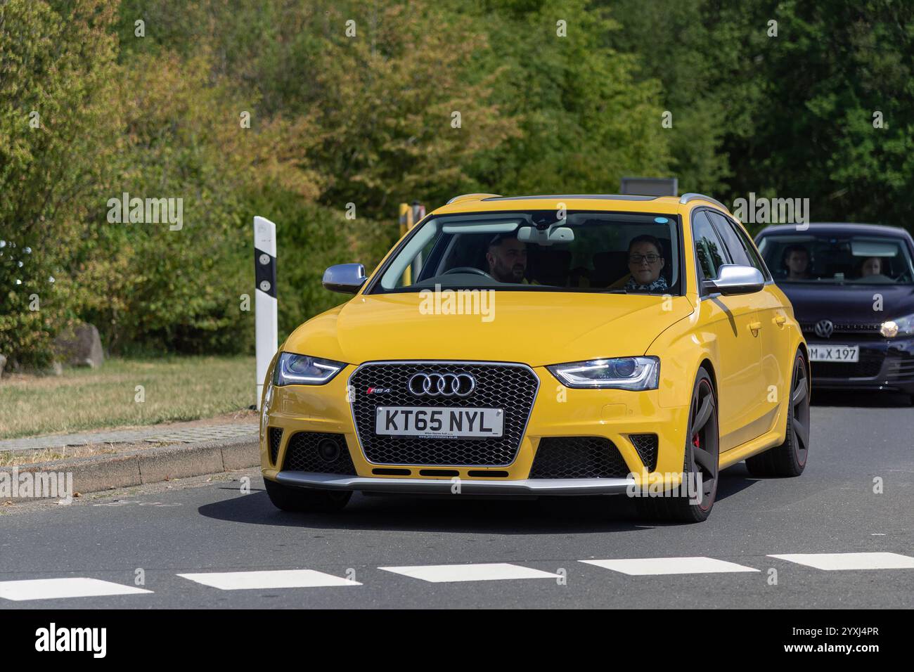 Meuspath, Deutschland - Blick auf einen gelben Audi RS4 Avant B8 auf einer Straße. Stockfoto