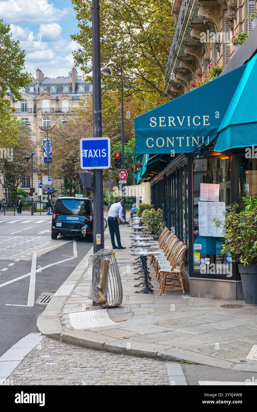 Eines der Hunderte von Cafés mit Tischen im Bürgersteig in Paris, Frankreich Stockfoto