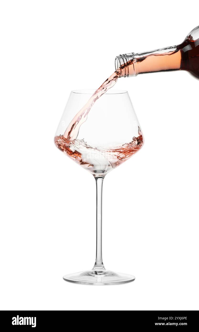 Wein auf weißem Hintergrund in Glas gießen Stockfoto