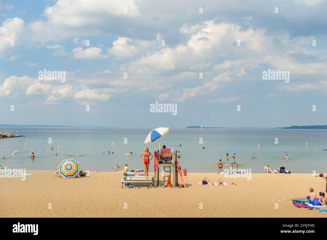 Rettungsschwimmer und Strandszene, Clinch Park Beach, Traverse City, Michigan, USA Stockfoto