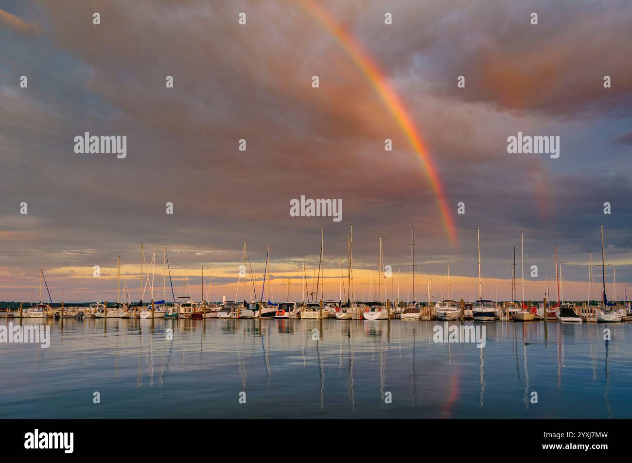 Regenbogen und dramatischer Himmel über dem Hafen, Traverse City, Michigan, USA Stockfoto