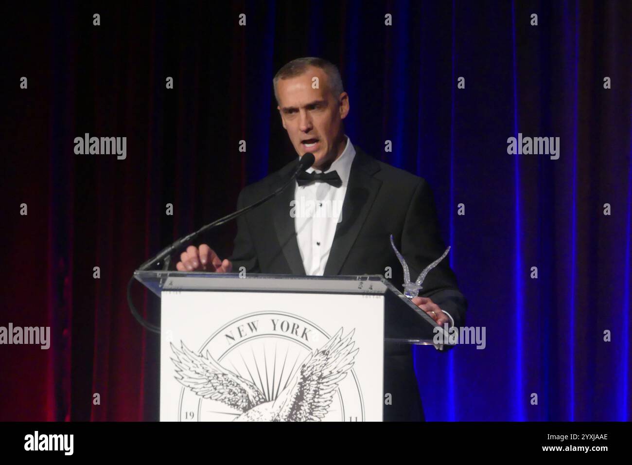 Cipriani Wall Street, 55 Wall Street, New York, NY 10005, 15. Dezember, 2024. Corey Lewandowski, konservativer Kommentator und politischer Vertrauter von Präsident Donald J Trump, spricht auf der 112. New York Young Republicans Club Gala in Manhattan vor einem prestigeträchtigen politischen Publikum. Quelle: ©Julia Mineeva/EGBN TV News/Alamy Live News Stockfoto