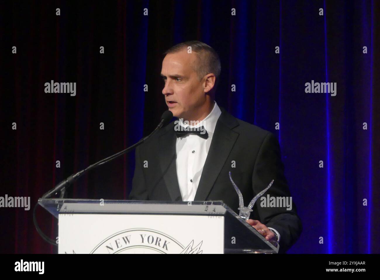 Cipriani Wall Street, 55 Wall Street, New York, NY 10005, 15. Dezember, 2024. Corey Lewandowski, konservativer Kommentator und politischer Vertrauter von Präsident Donald J Trump, spricht auf der 112. New York Young Republicans Club Gala in Manhattan vor einem prestigeträchtigen politischen Publikum. Quelle: ©Julia Mineeva/EGBN TV News/Alamy Live News Stockfoto