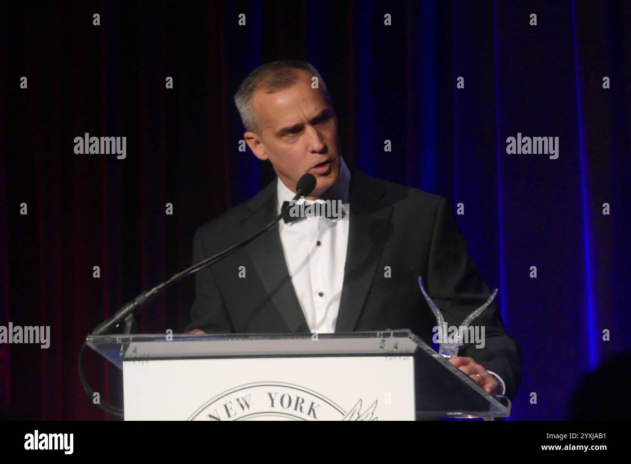 Cipriani Wall Street, 55 Wall Street, New York, NY 10005, 15. Dezember, 2024. Corey Lewandowski, konservativer Kommentator und politischer Vertrauter von Präsident Donald J Trump, spricht auf der 112. New York Young Republicans Club Gala in Manhattan vor einem prestigeträchtigen politischen Publikum. Quelle: ©Julia Mineeva/EGBN TV News/Alamy Live News Stockfoto