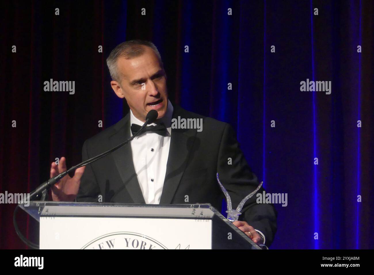Cipriani Wall Street, 55 Wall Street, New York, NY 10005, 15. Dezember, 2024. Corey Lewandowski, konservativer Kommentator und politischer Vertrauter von Präsident Donald J Trump, spricht auf der 112. New York Young Republicans Club Gala in Manhattan vor einem prestigeträchtigen politischen Publikum. Quelle: ©Julia Mineeva/EGBN TV News/Alamy Live News Stockfoto