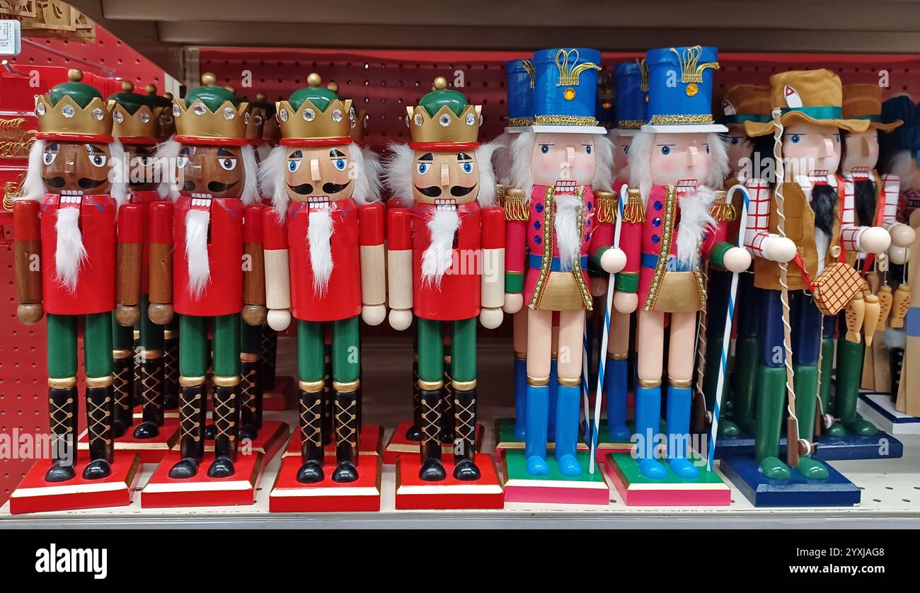 Nussknacker Weihnachtsdekoration Ornamente im Supermarktregal. Stockfoto