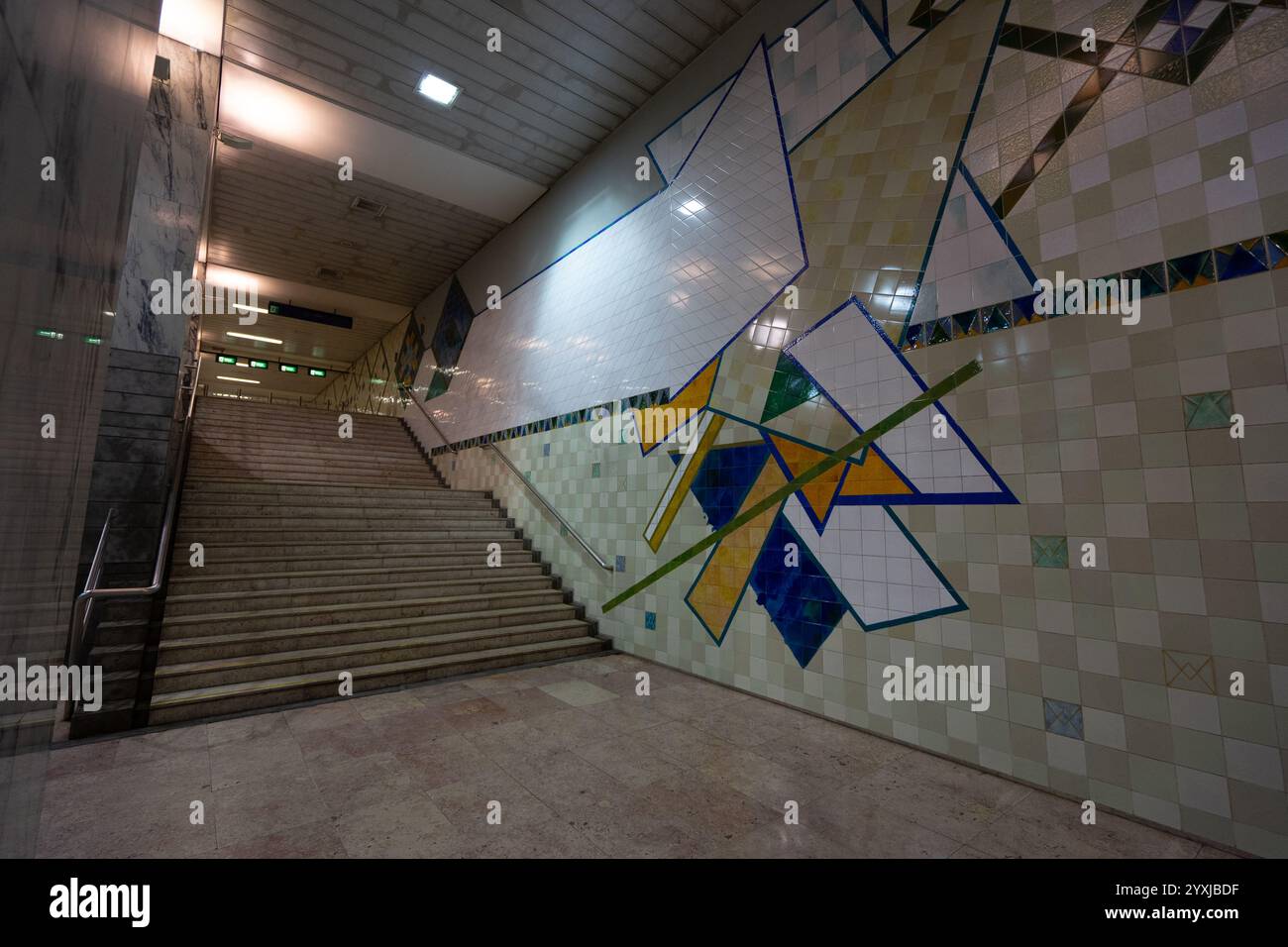 Unterirdisches Innere der U-Bahn-Station Bela Vista in Lissabon-Portugal. Stockfoto