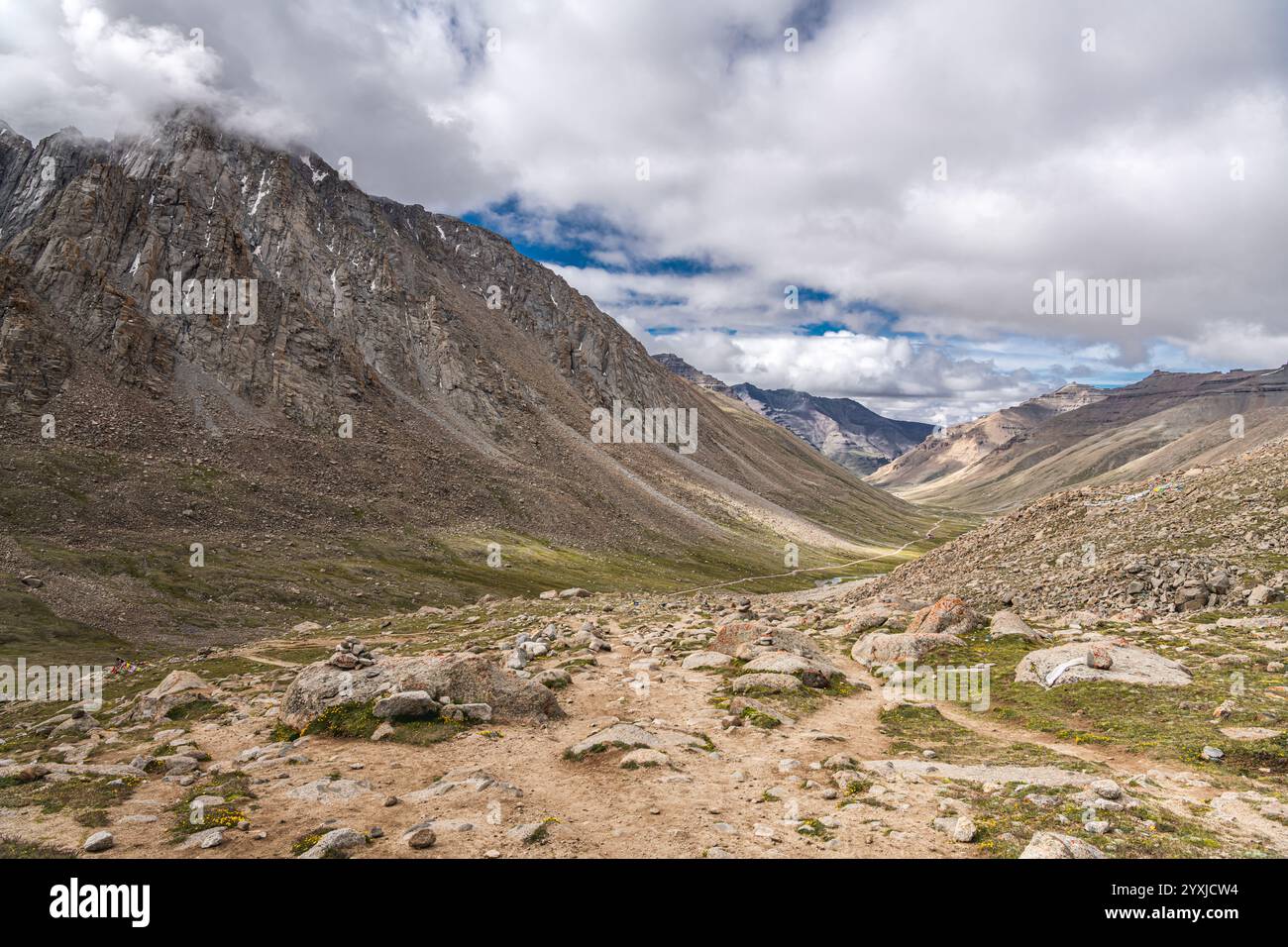 Pilger, die während der Reise um den Mount Kailash laufen, Hintergrund Stockfoto