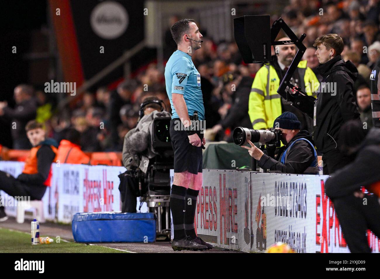 Bournemouth, Großbritannien. Dezember 2024. BOURNEMOUTH, ENGLAND – 16. DEZEMBER: Schiedsrichter Chris Kavanagh überprüft den Videoassistenten während des Spiels der Premier League 2024/25 in der 16. Matchweek zwischen dem AFC Bournemouth und West Ham United FC im Vitality Stadium am 16. Dezember 2024 in Bournemouth, England. (David Horton/SPP) Credit: SPP Sport Press Photo. /Alamy Live News Stockfoto