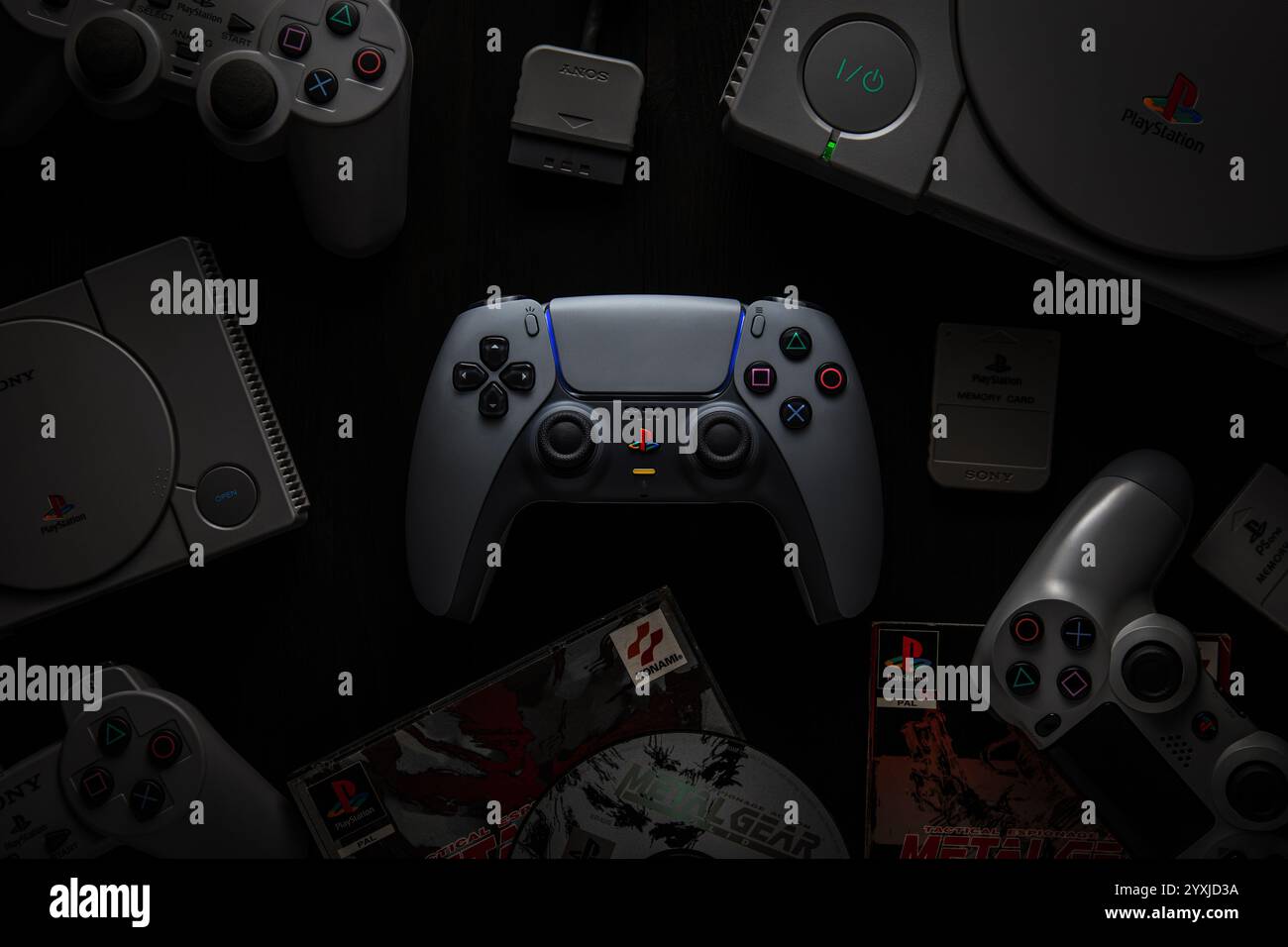 Odessa, Ukraine - 16. Dezember 2024: Limitierte Auflage des Dualsense Gamepads grau zum 30. Jubiläum der PlayStation, umgeben von Joysticks und PL Stockfoto