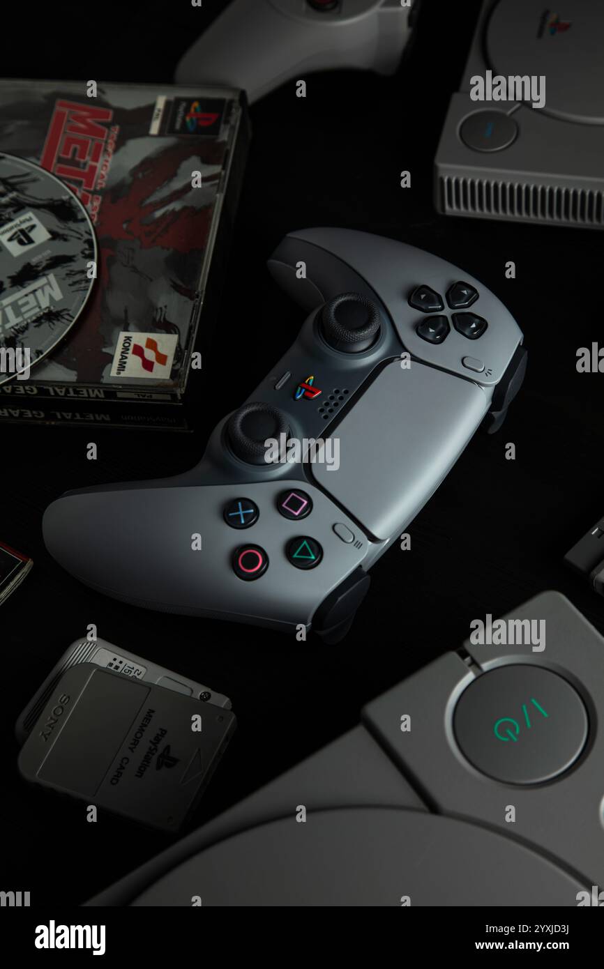 Odessa, Ukraine - 16. Dezember 2024: Limitierte Auflage des Dualsense Gamepads grau zum 30. Jubiläum der PlayStation, umgeben von Joysticks und PL Stockfoto