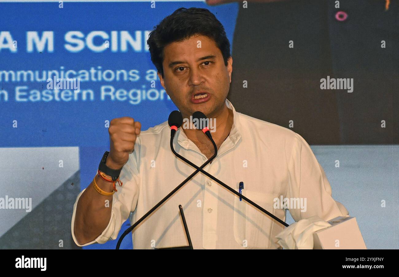 Mumbai, Indien. Dezember 2024. Der Minister der Union für Kommunikation und Entwicklung der Nordostregion, die Regierung Indiens, Jyotiraditya M Scindia, spricht während der Pressekonferenz des Ministeriums für Entwicklung der Nordostregion und der Nordosthandels- und Investitionsstrategie in Mumbai. (Foto: Ashish Vaishnav/SOPA Images/SIPA USA) Credit: SIPA USA/Alamy Live News Stockfoto