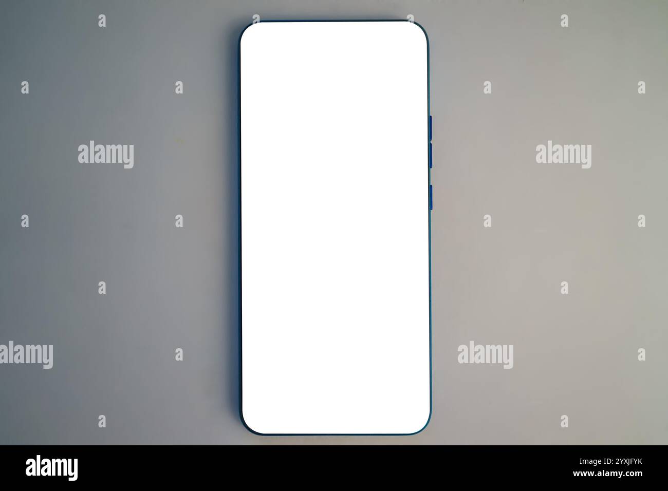 Ein schlankes Smartphone liegt auf einem weichen Hintergrund mit Farbverlauf. Der Bildschirm ist völlig leer und weckt Neugier auf seine möglichen Einsatzmöglichkeiten. Nahaufnahme Stockfoto