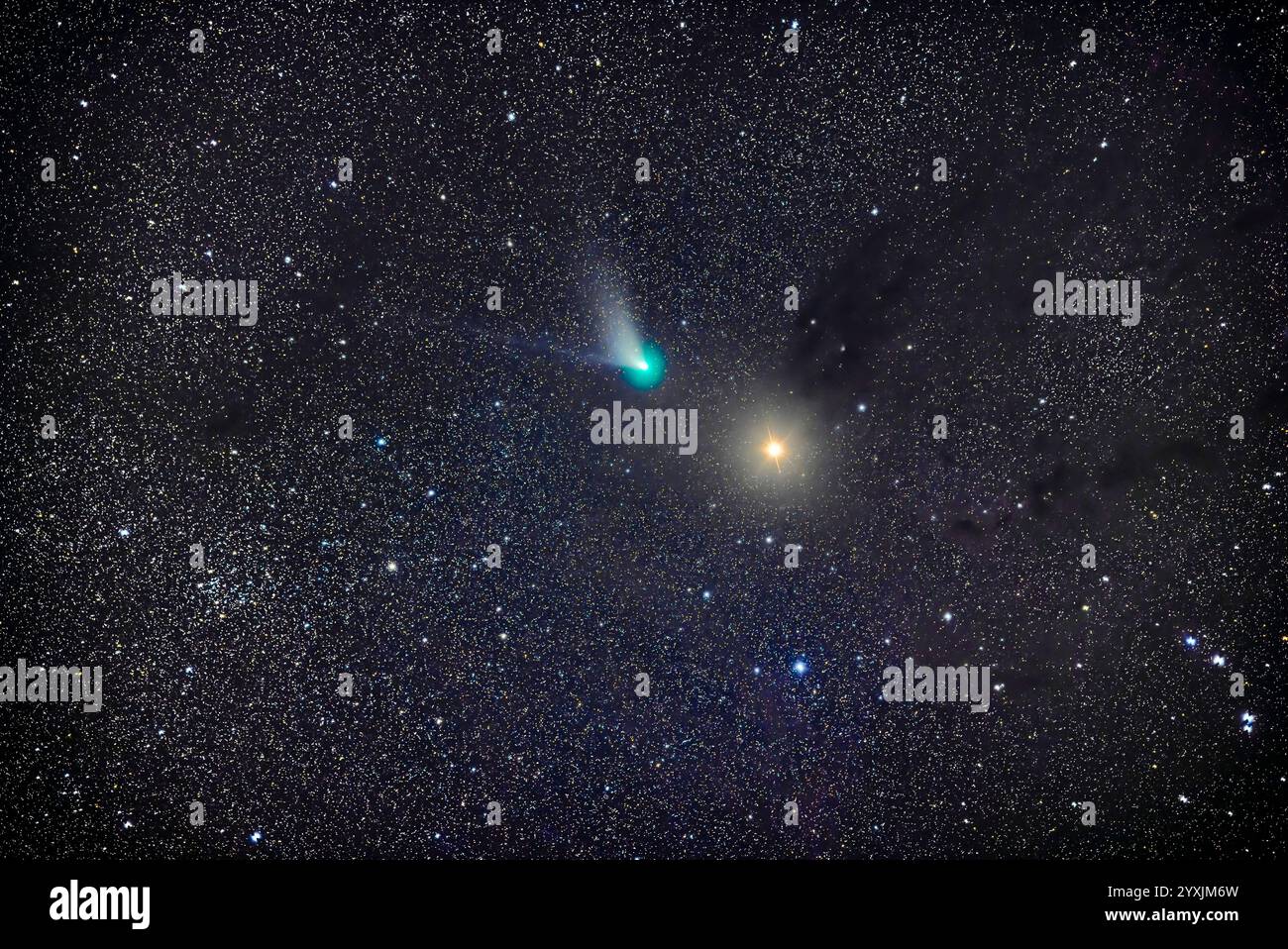 Komet C/2022 E3 (ZTF), der den Mars im Sternbild Stier passiert. Stockfoto