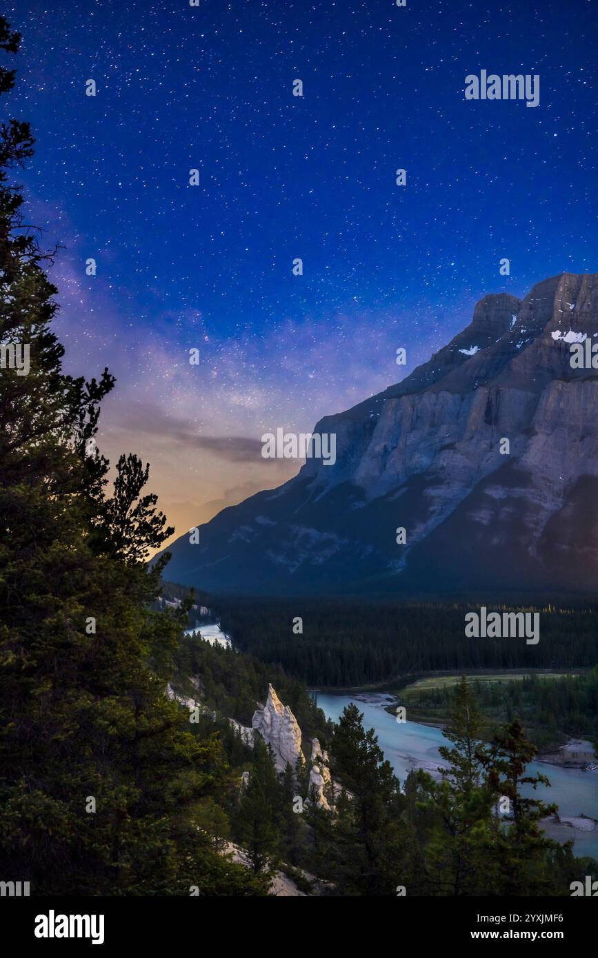 Sterne und Milchstraße am Himmel über Mount Rundle, Banff Alberta, Kanada. Stockfoto