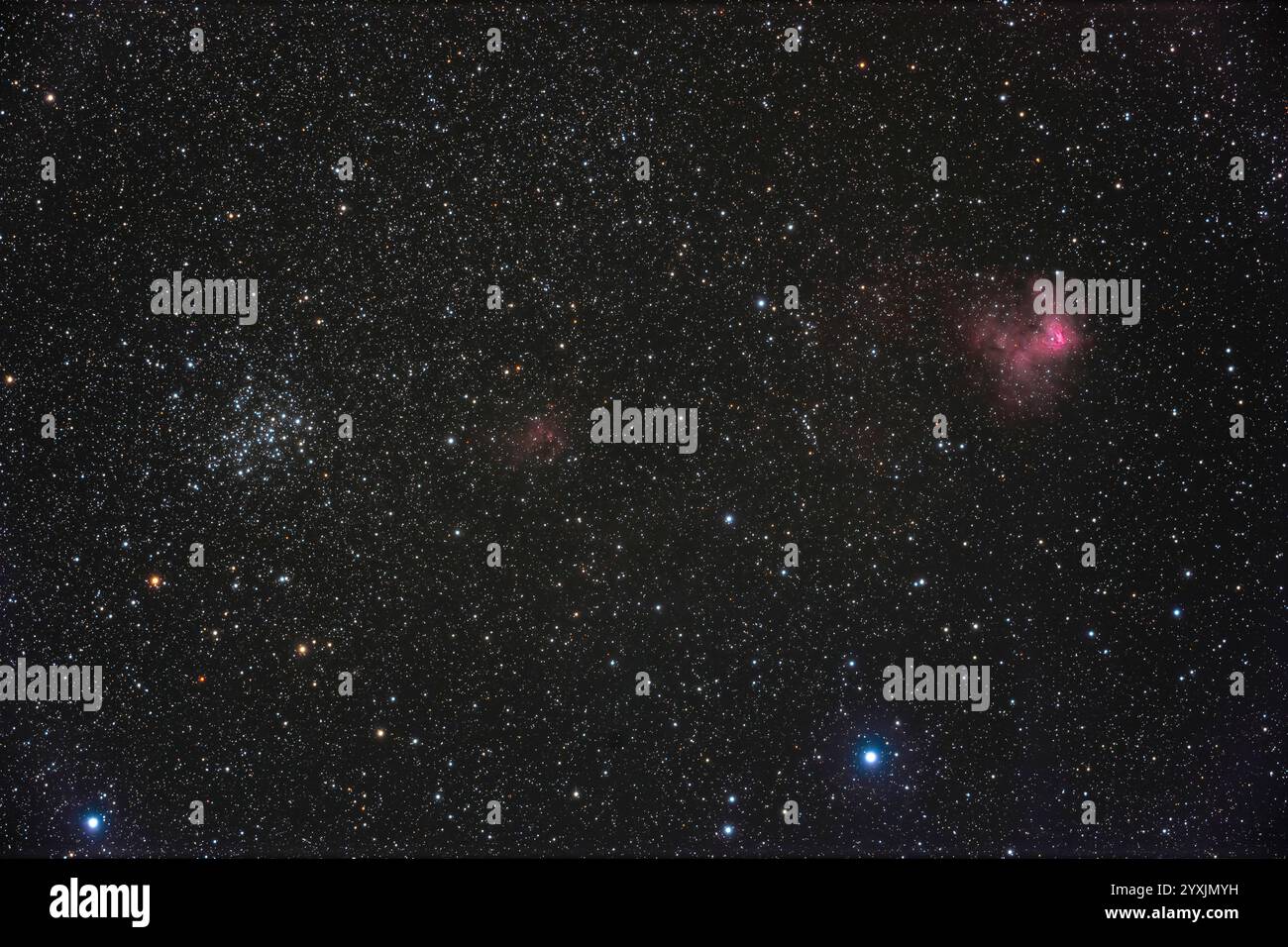 Sternhaufen NGC 1528 (links), mit Emissionsnebel NGC 1491, dem Fossil Footprint Nebula (rechts). Stockfoto
