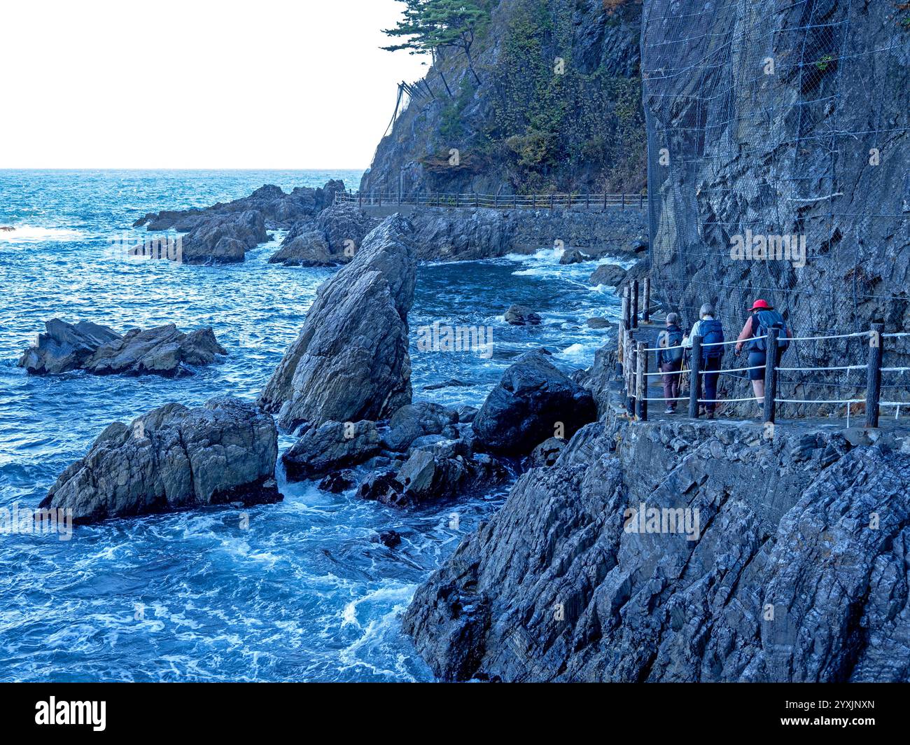 Wanderer auf dem Michinoku Coastal Trail in Fudai umrunden Klippen Stockfoto