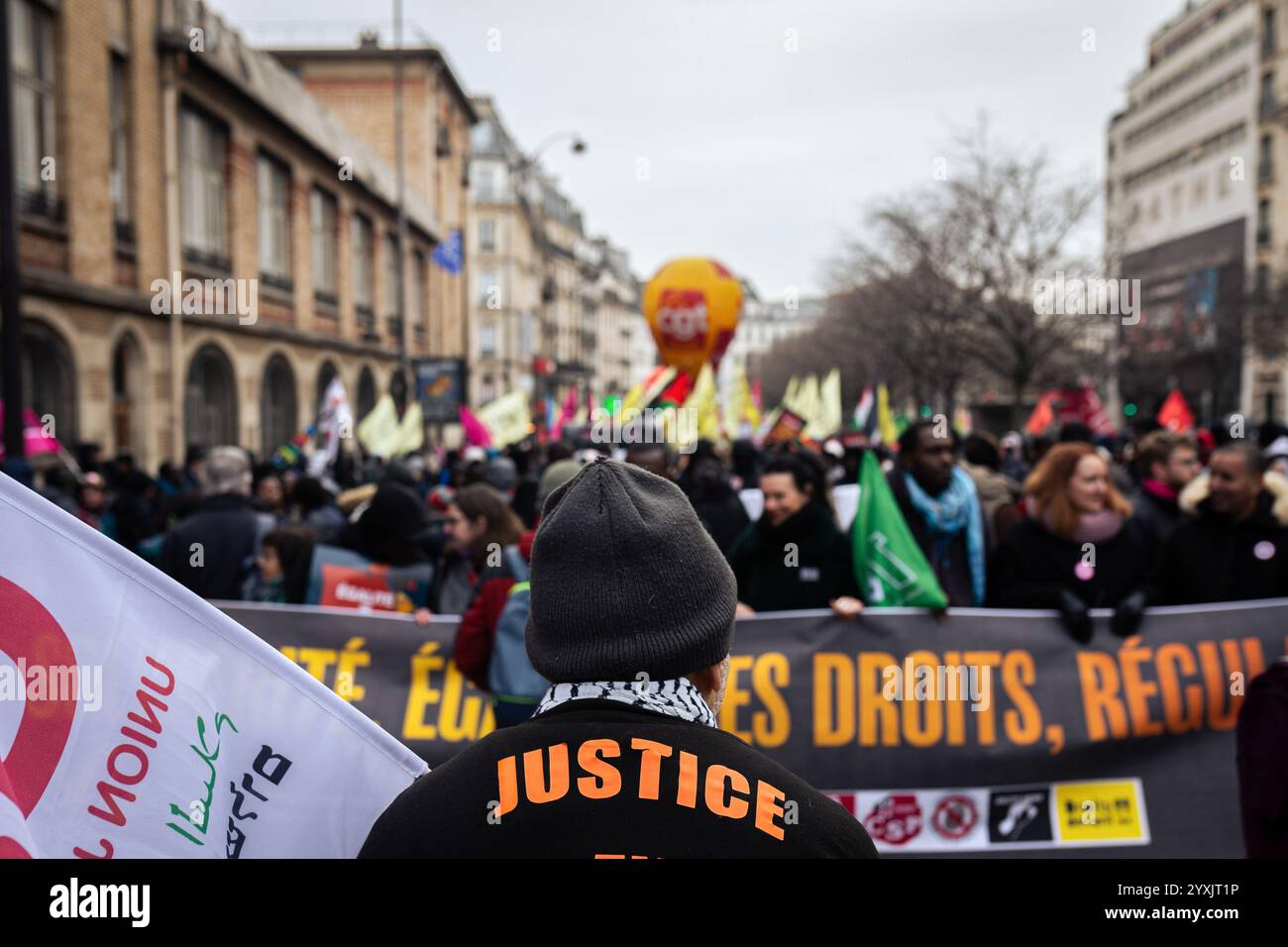 Paris, Frankreich. Dezember 2024. Ein Demonstrant trägt ein T-Shirt mit der Aufschrift „Gerechtigkeit“ während der Demonstration zur Unterstützung der nicht dokumentierten Migranten. Hunderte von Menschen demonstrierten in Paris gegen die französische Migrationspolitik. Mehrere Gewerkschaften und Verbände haben sich der Aktion angeschlossen, um Migranten ohne Papiere sowie diejenigen zu unterstützen, die regularisiert sind, aber gleichermaßen von der französischen Bürokratie betroffen sind. (Credit Image: © Telmo Pinto/SOPA Images via ZUMA Press Wire) NUR REDAKTIONELLE VERWENDUNG! Nicht für kommerzielle ZWECKE! Stockfoto