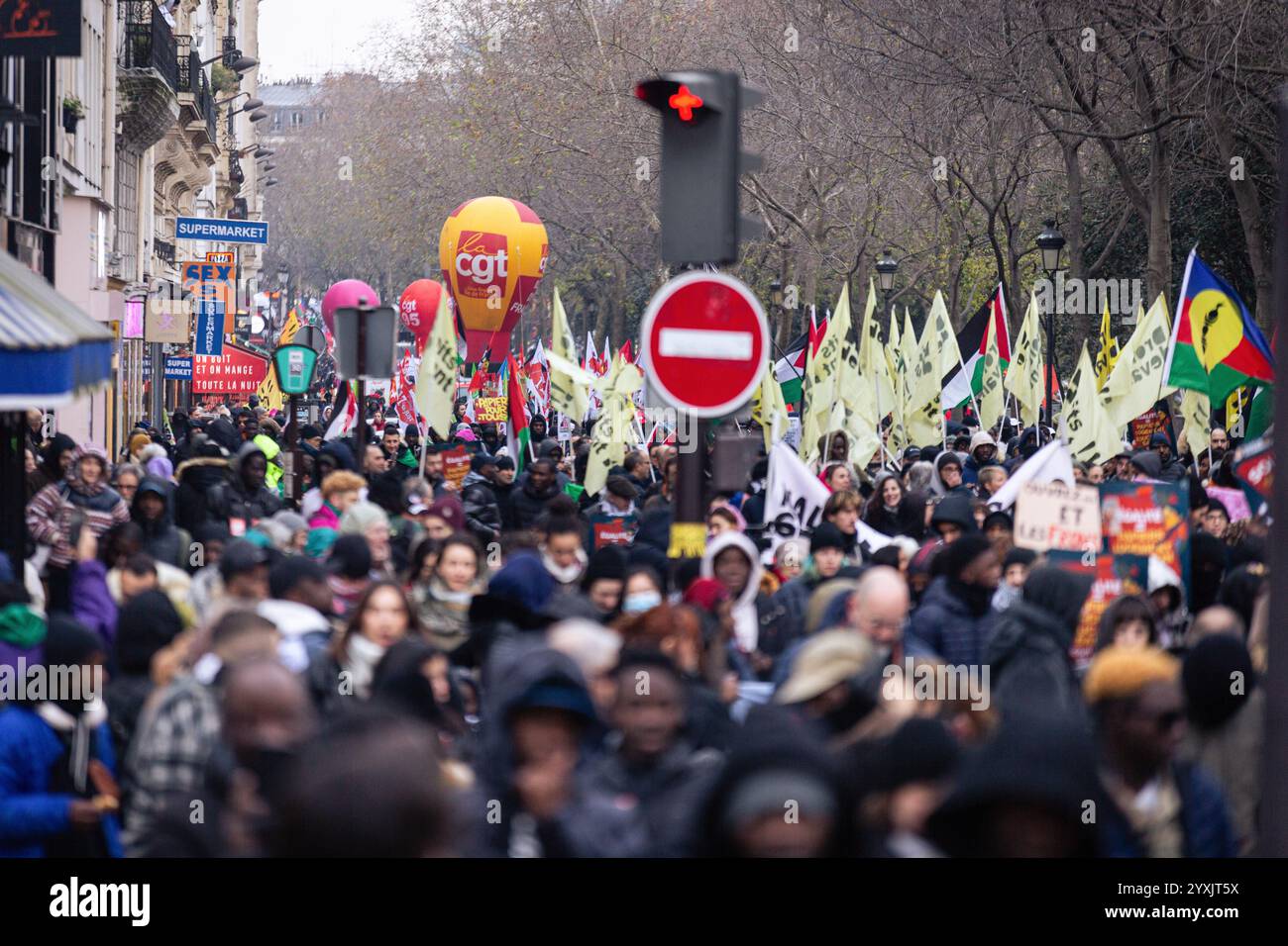 Paris, Frankreich. Dezember 2024. Während der Demonstration marschieren riesige Demonstranten zur Unterstützung der nicht dokumentierten Migranten. Hunderte von Menschen demonstrierten in Paris gegen die französische Migrationspolitik. Mehrere Gewerkschaften und Verbände haben sich der Aktion angeschlossen, um Migranten ohne Papiere sowie diejenigen zu unterstützen, die regularisiert sind, aber gleichermaßen von der französischen Bürokratie betroffen sind. (Foto: Telmo Pinto/SOPA Images/SIPA USA) Credit: SIPA USA/Alamy Live News Stockfoto