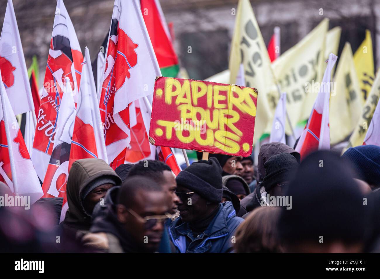 Paris, Frankreich. Dezember 2024. Ein Plakat mit der Aufschrift „Dokumente für alle“, das mitten in der Menge während der Demonstration zur Unterstützung der Migranten ohne Papiere gesehen wurde. Hunderte von Menschen demonstrierten in Paris gegen die französische Migrationspolitik. Mehrere Gewerkschaften und Verbände haben sich der Aktion angeschlossen, um Migranten ohne Papiere sowie diejenigen zu unterstützen, die regularisiert sind, aber gleichermaßen von der französischen Bürokratie betroffen sind. (Credit Image: © Telmo Pinto/SOPA Images via ZUMA Press Wire) NUR REDAKTIONELLE VERWENDUNG! Nicht für kommerzielle ZWECKE! Stockfoto