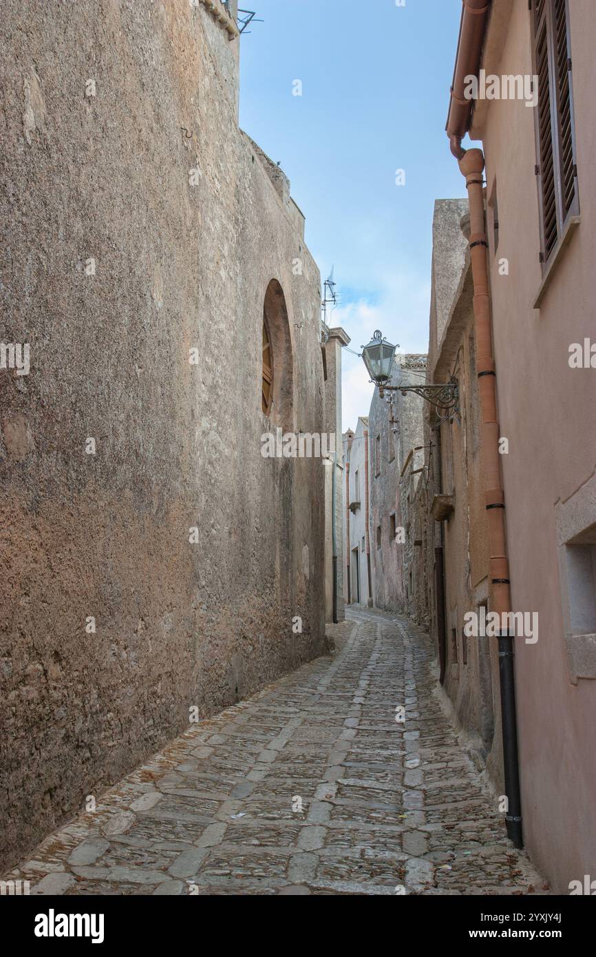 Eine leere, authentische Gasse in Erice Sizilien, Italien Stockfoto