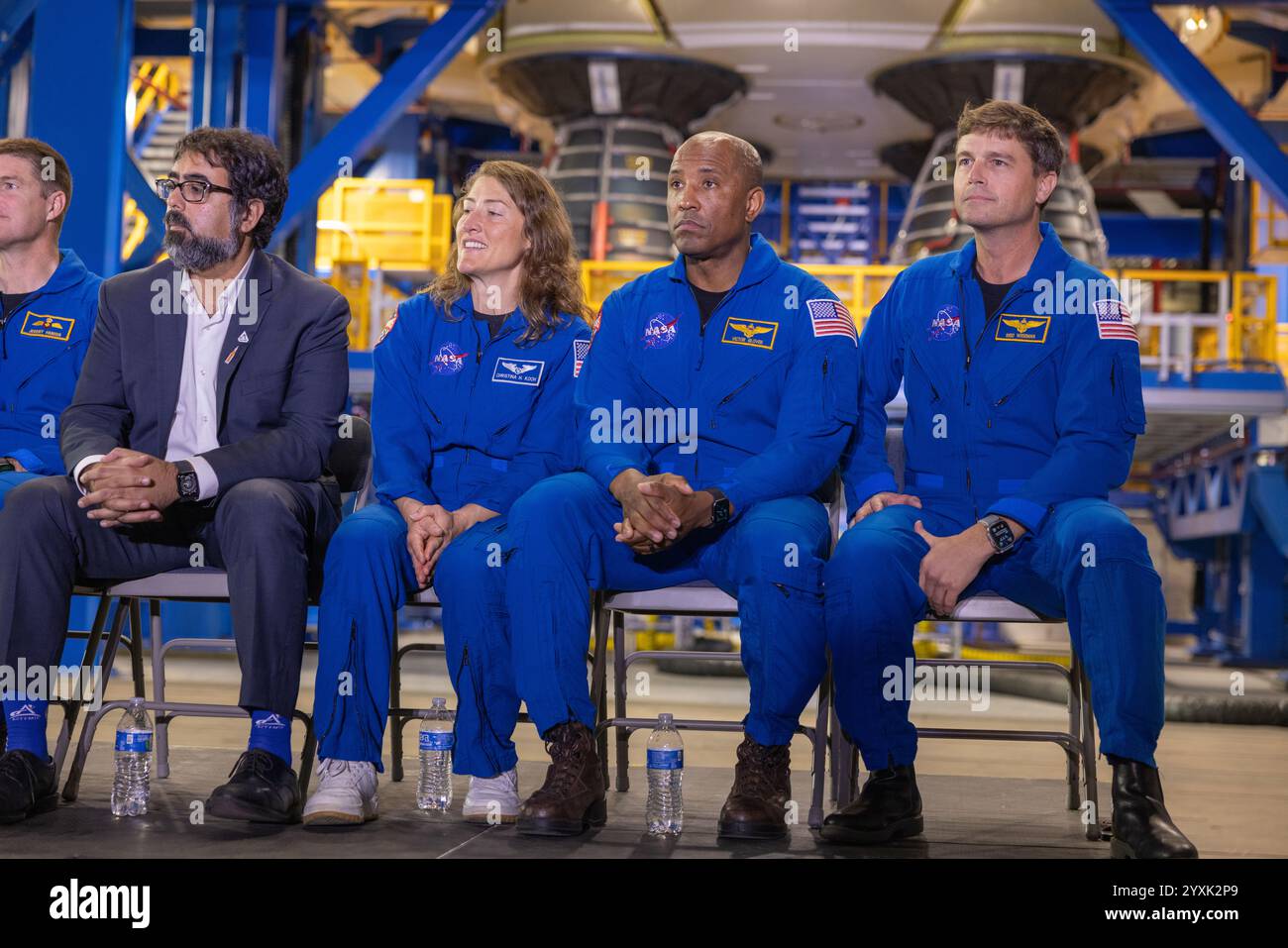 Kennedy Space Center, USA. Dezember 2024. Stellvertretender Verwaltungsrat Amit Kshatrya, Kommandeur Reid Wiseman, Pilot Victor Glover, Missionsspezialist Christine Koch, Missionsspezialist Jeremy Hanson, Backup-Astronauten Jenni Gibbone & Andre Douglas, USA & Kanada Artemis 2 Crew im VAB 16. Dezember 2024. Kennedy Space Center Brevard County Florida USA. (Foto: Scott Schilke/SipaUSA) Credit: SIPA USA/Alamy Live News Stockfoto