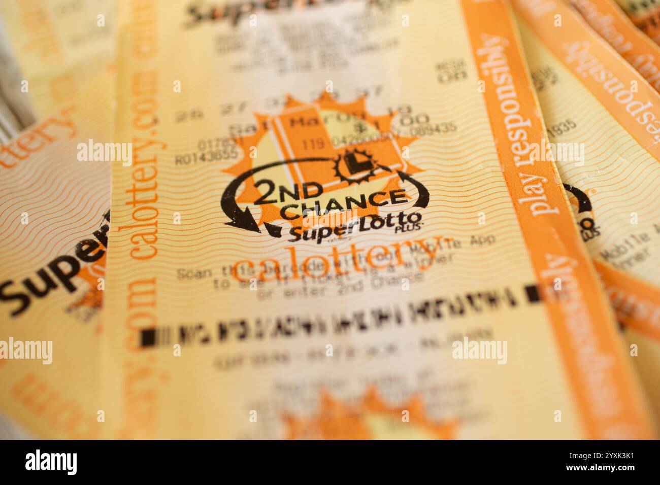 Los Angeles, Kalifornien, USA - 25.03.2019: Nahaufnahme eines Stapels von kalifornischen Super Lotto Tickets mit 2. Chance. Stockfoto