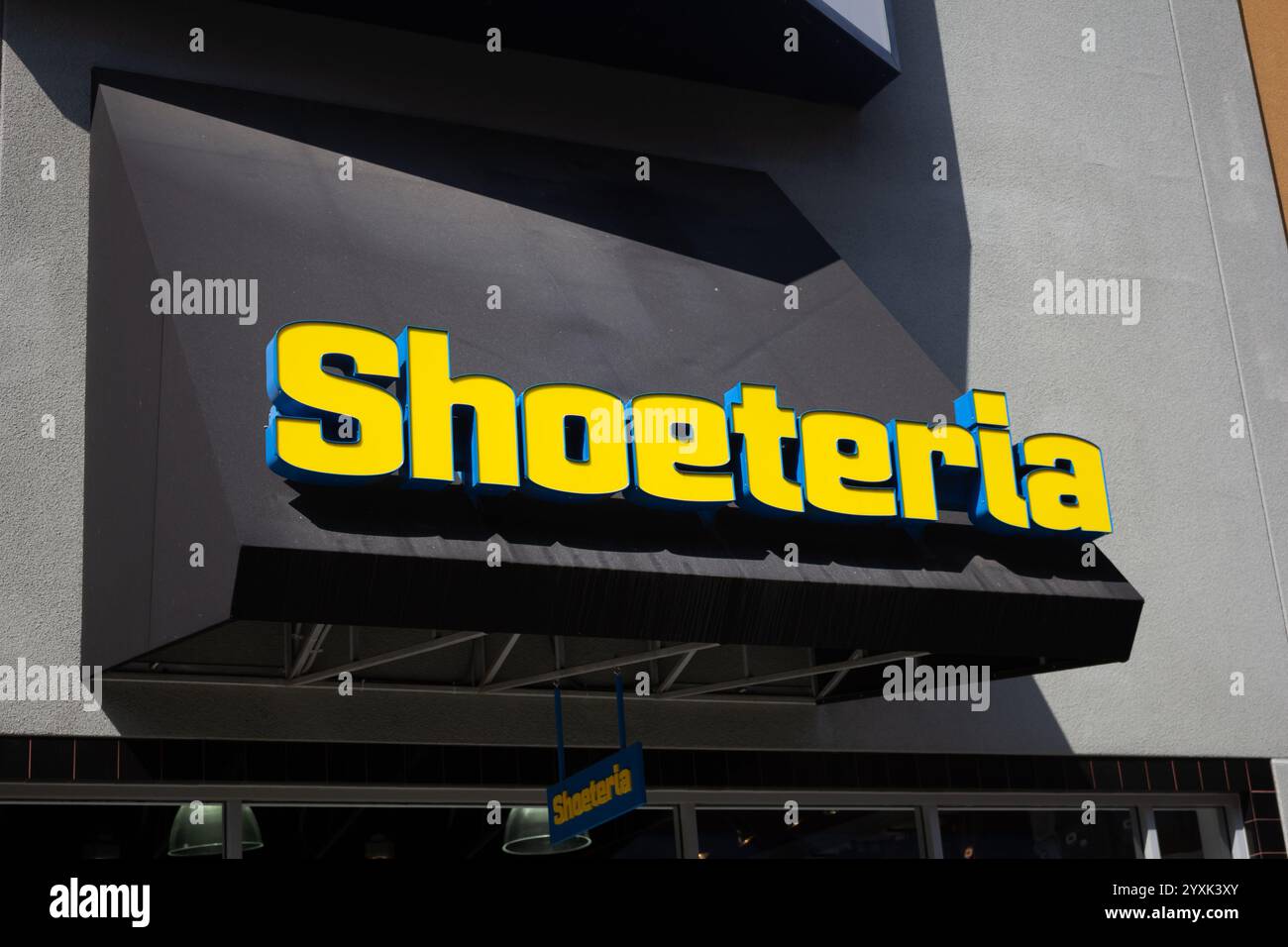 Orange, Kalifornien, USA - 25.03.2019: Blick auf ein Ladenschild für den Schuhladen Shoeteria. Stockfoto