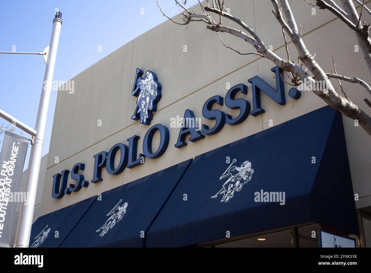 Orange, Kalifornien, USA - 25.03.2019: Blick auf ein Ladenschild für das Bekleidungsgeschäft, bekannt als US Polo Association. Stockfoto