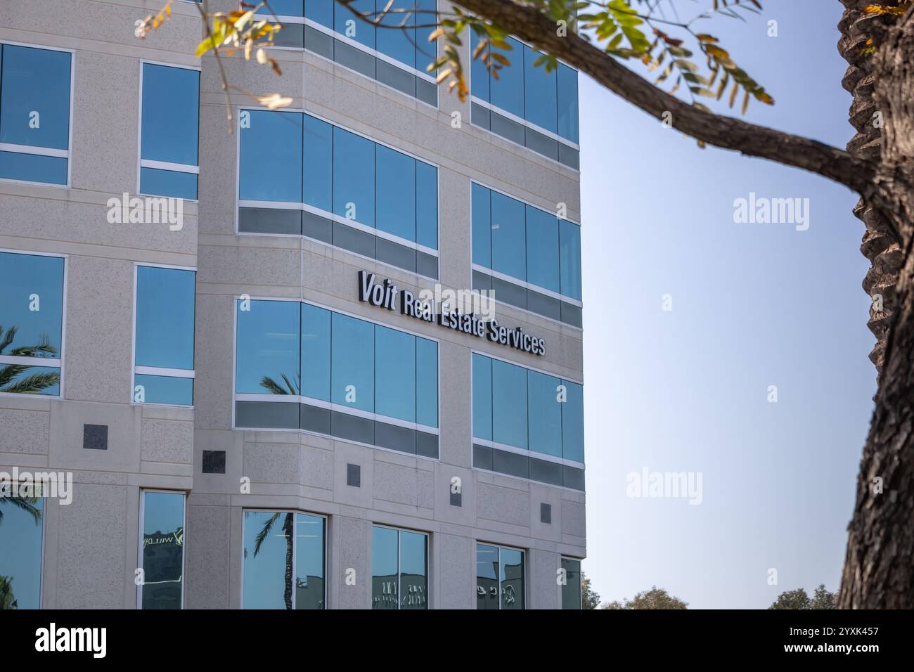 Anaheim, Kalifornien, USA - 25.03.2019: Blick auf ein Schild vor dem Gebäude für Voit Real Estate Services. Stockfoto