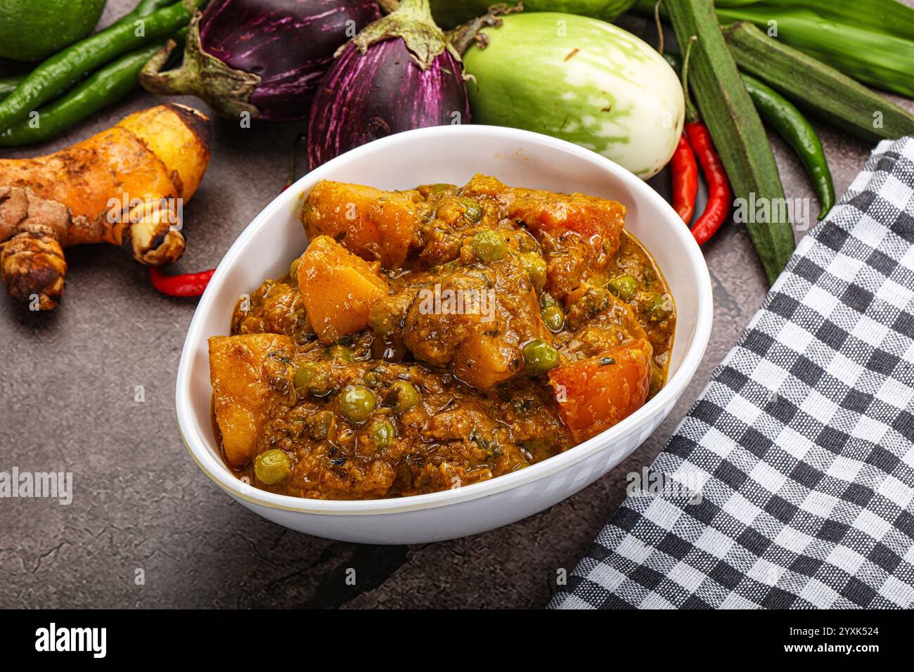 Indische traditionelle Küche Aloo Mutter: Kartoffel mit grünen Erbsen Stockfoto