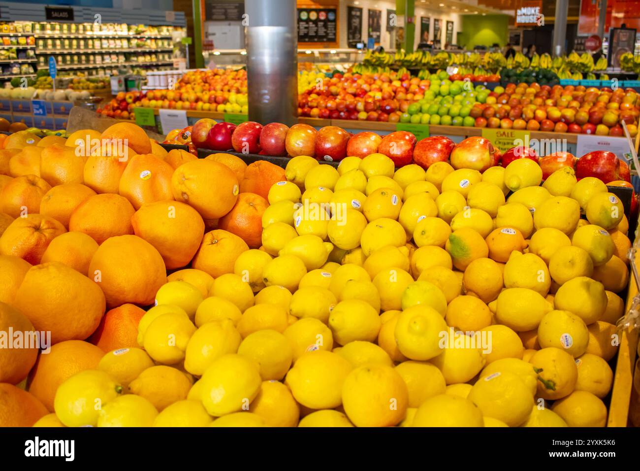 Los Angeles, Kalifornien, USA - 08.09.2019: Ein Blick auf die Produktionsabteilung des Lebensmittelgeschäfts mit Zitronen. Stockfoto