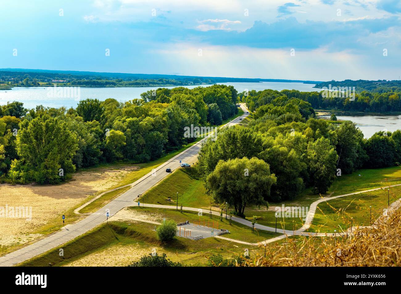 Plock, Polen - 17. August 2024: Panoramablick auf die Weichsel, die Bucht von Sobotka und den Erholungsdamm unter der historischen Altstadt Stockfoto