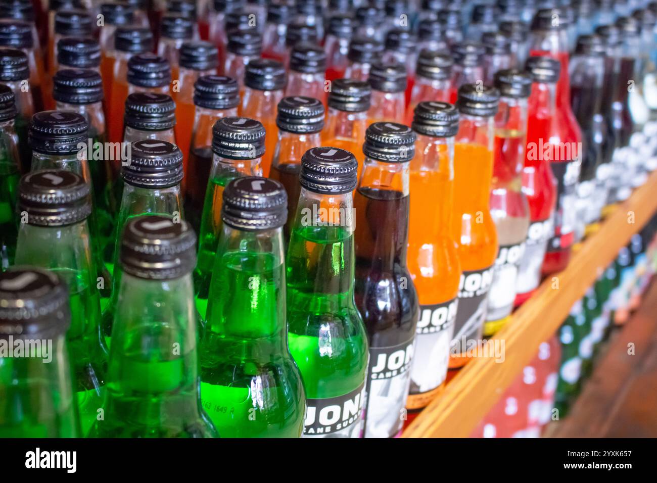 Los Angeles, Kalifornien, USA - 29.03.2019: Ein Blick auf mehrere Flaschen Jones Zuckerrohrnatron, ausgestellt in einem örtlichen Lebensmittelgeschäft. Stockfoto