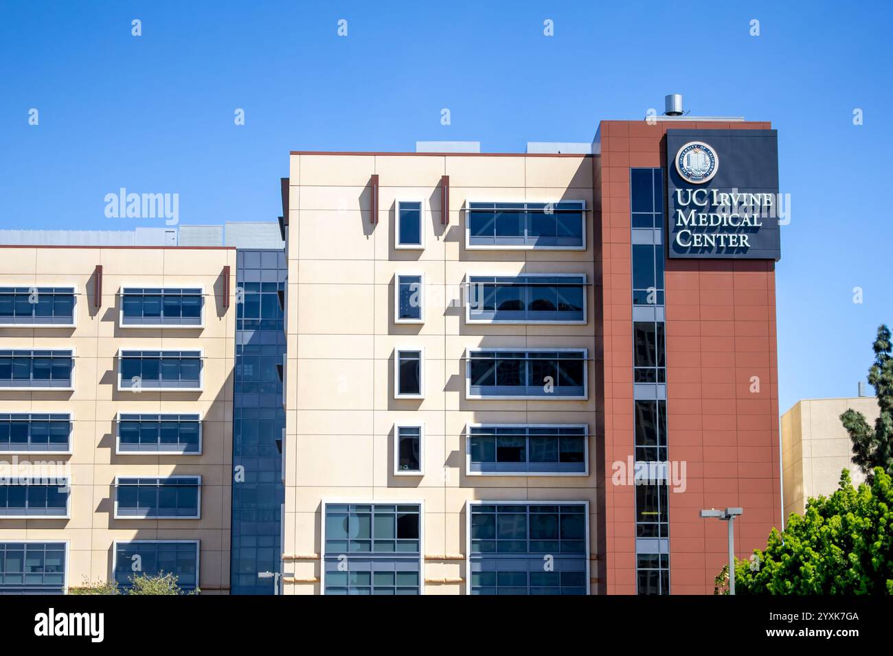 Orange, Kalifornien, USA - 19.04.03.19: Blick auf ein Gebäude und Schild für das Krankenhaus bekannt als UC Irvine Medical Center. Stockfoto