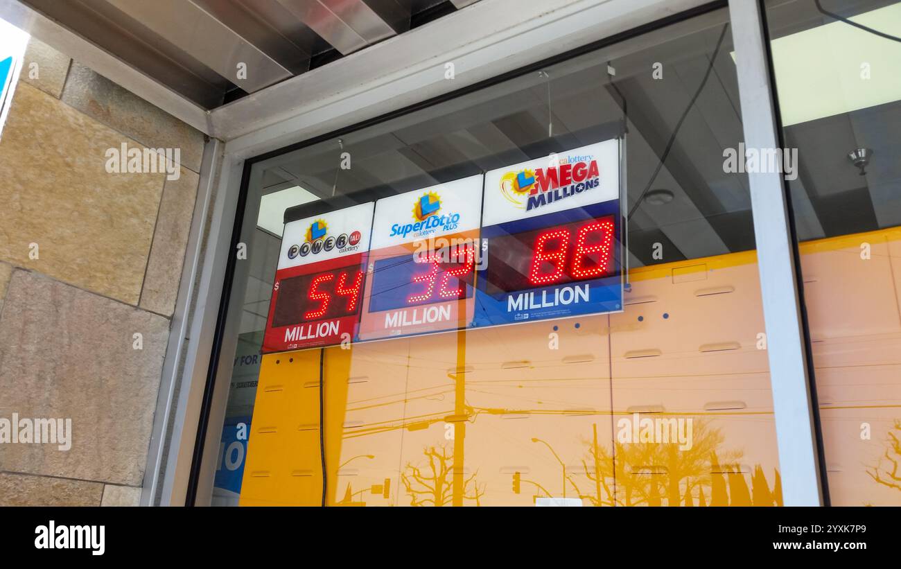 Los Angeles, Kalifornien, Vereinigte Staaten - 19.04.03.19: Ein digitales California Lottery Jackpot-Symbol an einem Fenster in einem praktischen Geschäft. Stockfoto