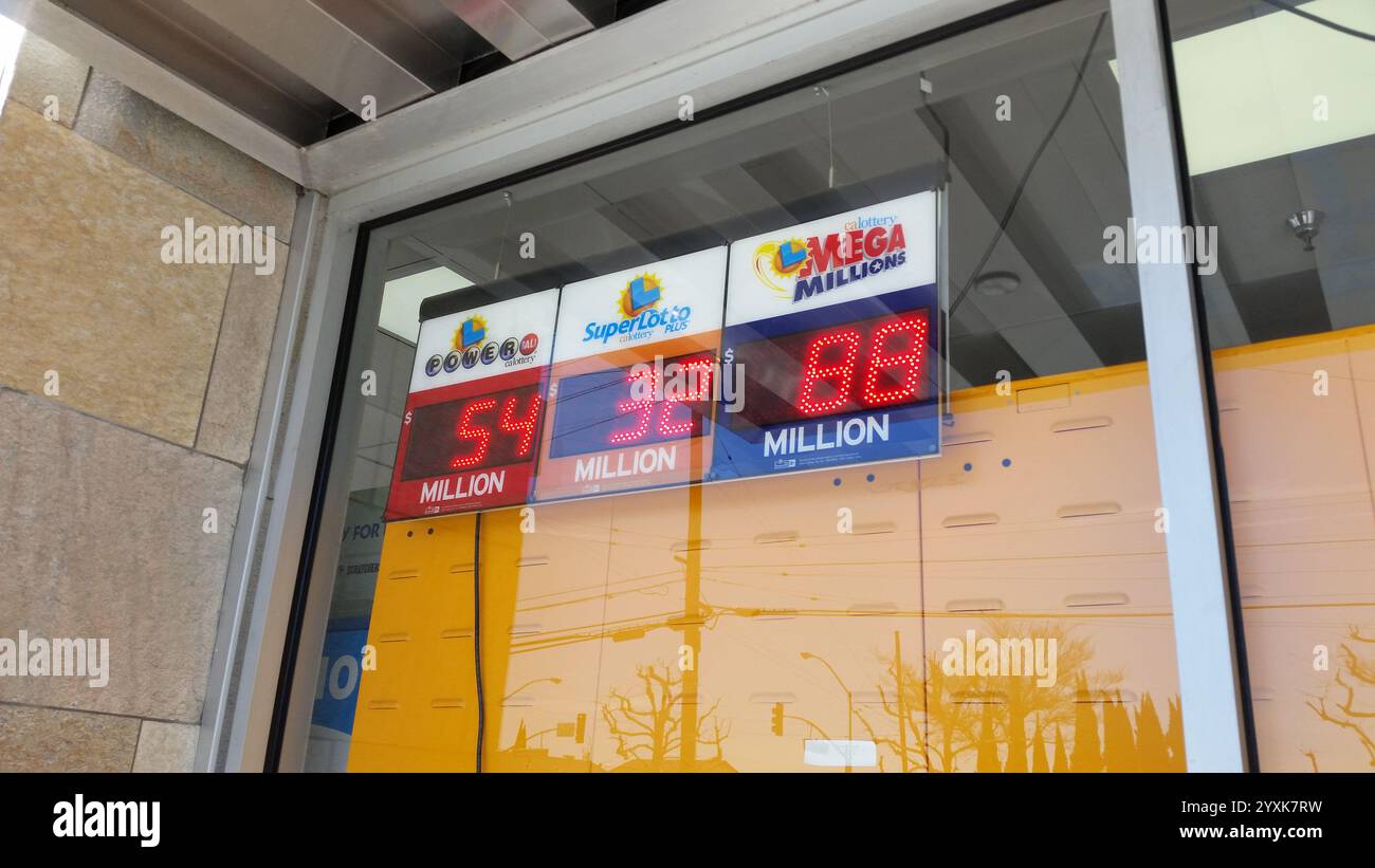 Los Angeles, Kalifornien, Vereinigte Staaten - 19.04.03.19: Ein digitales California Lottery Jackpot-Symbol an einem Fenster in einem praktischen Geschäft. Stockfoto