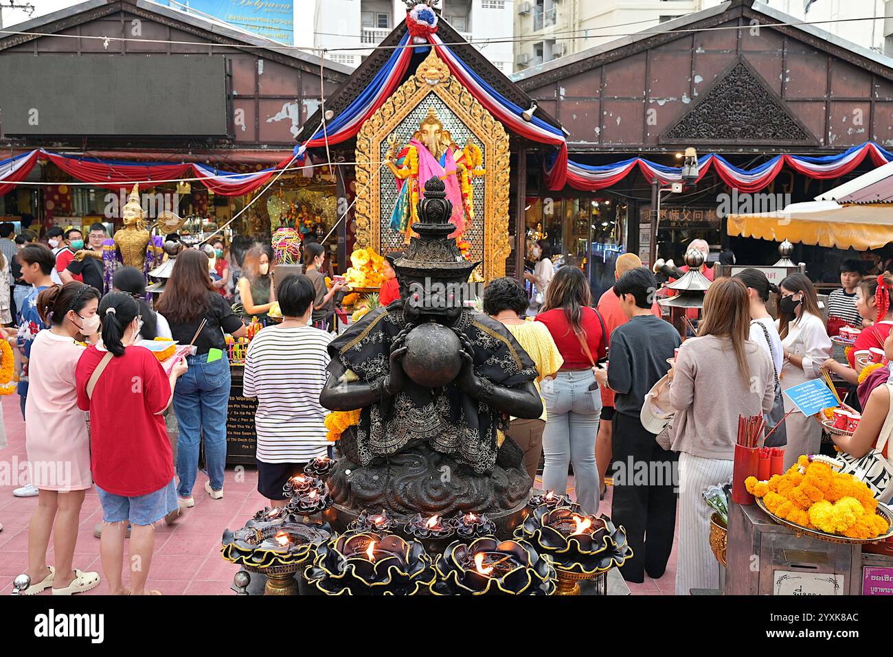 Der Ganesha-Schrein in Huai Khwang mit Bildern von Rahu, der den Mond verschluckt, und der hinduistischen Elefantengottheit, die auf Lotusblättern steht Stockfoto