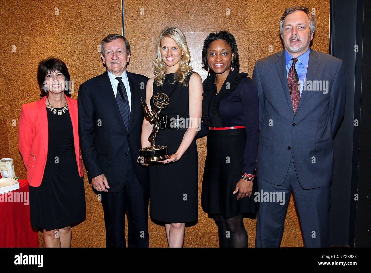 New York, NY, USA. 1. Oktober 2012. Rhonda Schwartz, Brian Ross, Anna Schecter, Angela Hill, Mark Schone bei den 33. Annual News & Documentary Emmy Awards in Frederick P. Rose Hall, Jazz im Lincoln Center. Quelle: Steve Mack/Alamy Stockfoto