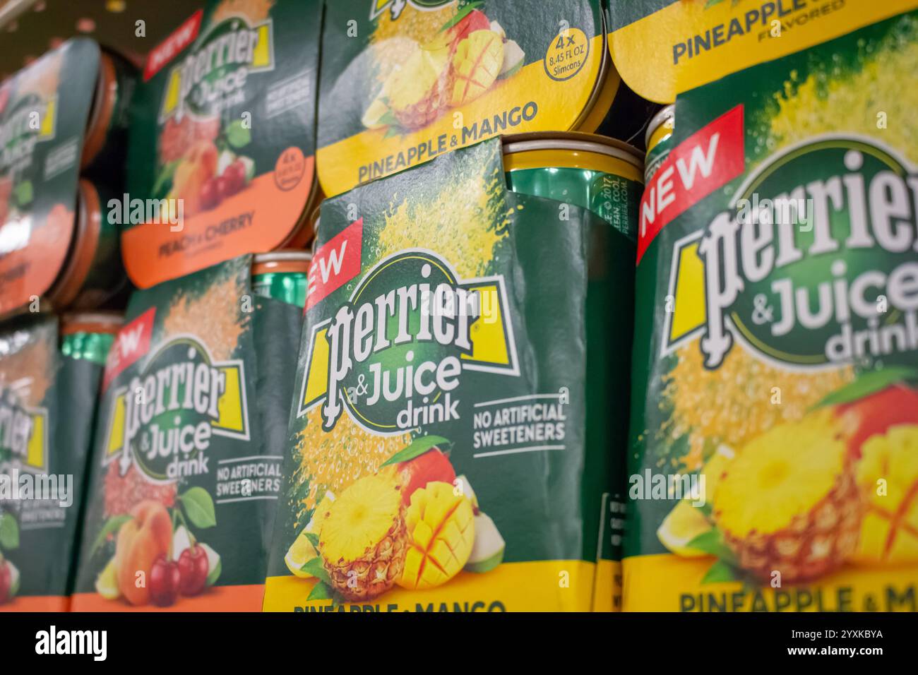 Los Angeles, Kalifornien, USA - 04-05-2019: Eine Ansicht mehrerer Fälle von Perrier-Saftgetränken im Supermarkt. Stockfoto